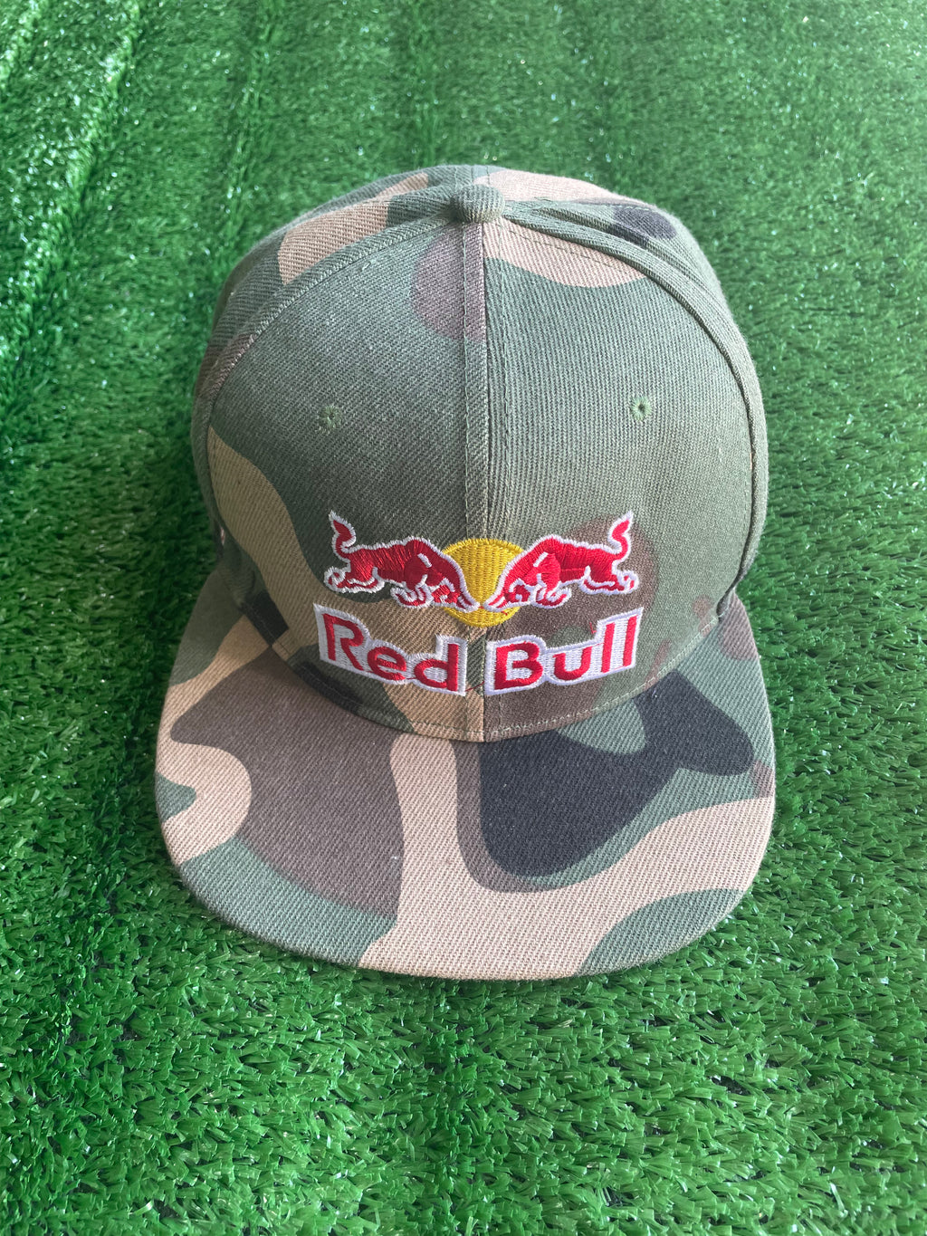#008 cappello Red Bull