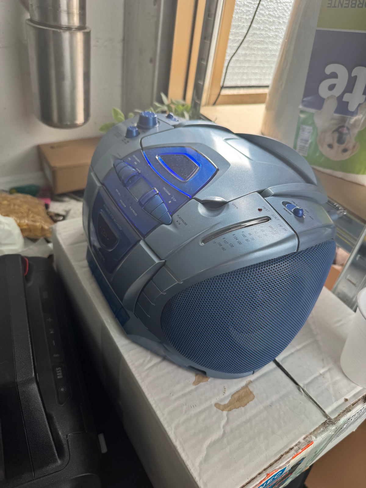 Radio Boombox Portatile — CD Player & LED Vintage Y2K